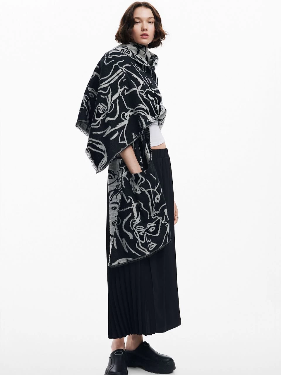 Desigual Reversible Shawl "Faces" (One Size) 5 Desigual Reversible Shawl "Faces" (One Size) - Image 3